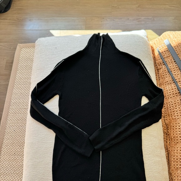 Sporty black soft knit turtleneck with white contrast piping stripe long sleeve - Picture 3 of 8